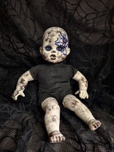 Muñeca espeluznante única en su clase, 10 pulgadas de alto, utilería de Halloween, pintada a mano, cuerpo suave - Imagen 1 de 2