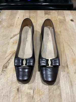 Zapatos de salón Salvatore Ferragamo US 7,5 C Vara cuero marrón lazo dorado Foto 1 de 4