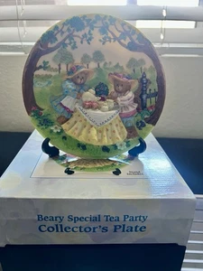 "Plato de coleccionista Beary Special Tea Party Giftco osos 3D con soporte y caja 7,5""" - Imagen 1 de 5