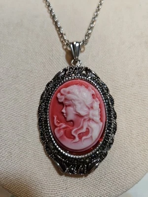 Camafeo Blanco Mirando a la Izquierda Dama, Fondo Rojo Cadena Tono Plateado  Foto 1 de 4