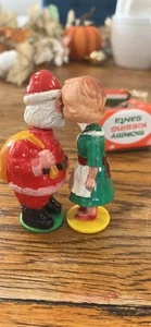 Vintage Mommy Kissing Santa Clause Wackelköpfe aus Hongkong mit Box - Bild 1 von 7