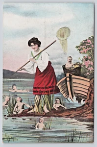 Cartolina Donna Pesca per Neonati, Rete Canoa Barca Lago Fantasia c1910 - Foto 1 di 4