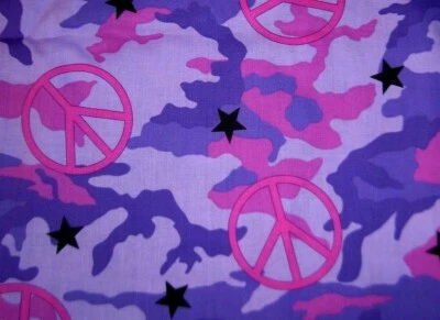 Символы и знаки мира на розовом и фиолетовом камуфляже - 100% хлопок - на половину ярда - Изображение 1 из 4