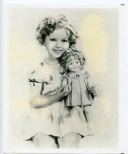 Vintage 8" X 10" SHIRLEY TEMPLE con BAMBOLA SHIRLEY TEMPLE anni 30 ritratto pubblicitario - Foto 1 di 1