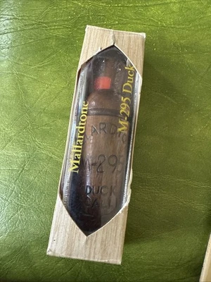 Vintage NOS Mallard Tone Madeira Pato Call Box &Papéis Linda Nogueira Moline IL - Imagem 1 de 4