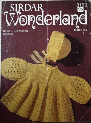 Cappotto e cofano originale vintage Sirdar 3 strati bambino matinée 0-6 mesi modello uncinetto 3153 - Immagine 1 di 2
