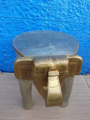 Ancienne table d'appoint artisanale éléphant en bois (H.560 x L.470 x P.600 mm - Photo 1/4