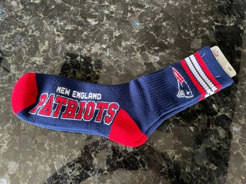 NWT New England Patriots Socks Men's Large NFL Team Apparel Cover