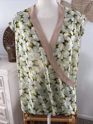 Blusa sin mangas CAbi cuello en V patrón mariposa verde tostado bastante grande L usada en excelente estado Foto 1 de 4