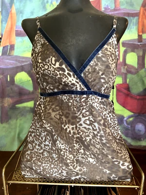 Blusa sin mangas sin mangas Daisy Fuentes Moda Top Camisa Nueva con etiquetas L Animal Pri Foto 1 de 3