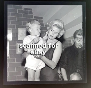 Jayne Mansfield 1962 Fotoshooting Original 2,25 x 2,25 Kamera Negativ - Bild 1 von 2