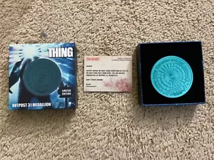 Medaglione John Carpenter's The Thing edizione limitata in rilievo fuori produzione RARO /1982 - Foto 1 di 3