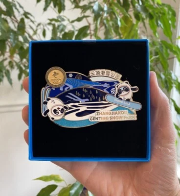 北京 2022 年奥运会吉祥物场地大徽章-滑雪滑雪滑雪板 GenTing Park — 第 1/4 张图片