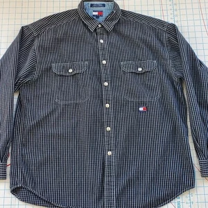 Camisa con botones Tommy Hilfiger para hombre talla grande a rayas parche deletreado - Imagen 1 de 8