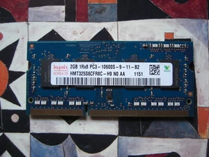 MEMORIA RAM HYNIX da 2GB 1Rx8 PC3 10600S 9 11 B2 1333 DDR3 1151 SODIMM NOTEBOOK - Foto 1 di 1