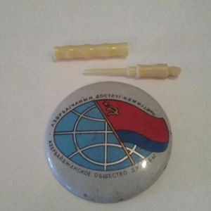 Russian Pinback w Hammer Sickle Flag n Plastic Torch Toothpick Souvenir Vintage - Bild 1 von 3