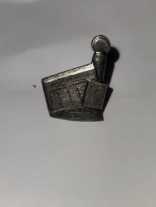 PIN PELTRE PERIÓDICO ANTIGUO COMERCIANTE (jp23 - Imagen 1 de 2