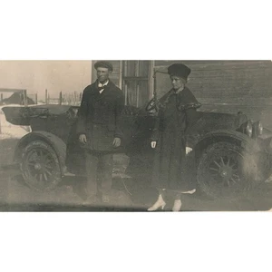 RPPC Vintage Foto modisches Paar konvertierbare Auto Mütze Capelet Fahren Kappe - Bild 1 von 3