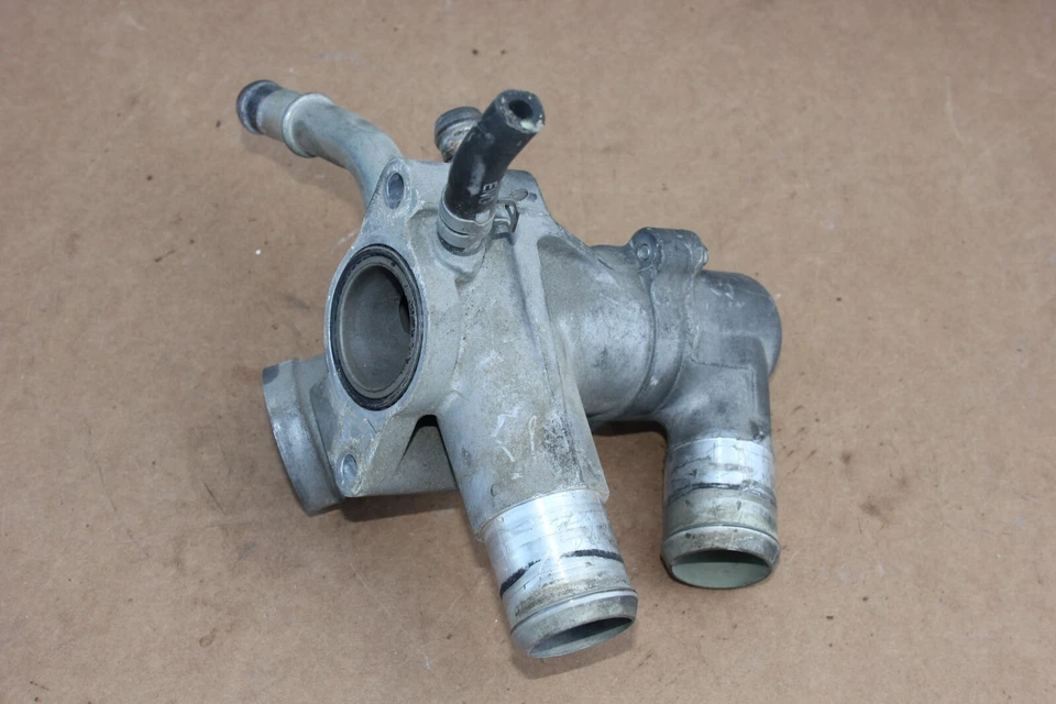 Carcasa termostato Ford Explorer 2011-2014 3,5 L AT4E-8594-BA (VN63) Foto 1 de 4