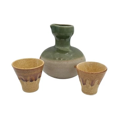 Juego de sake de gres de cerámica japonesa jarra dos tazas tono tierra salvia verde tostado Foto 1 de 4