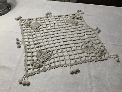 Linge Ancien Napperon Dentelle Et Pompons Boule NAPOLÉON lll - Photo 1/4