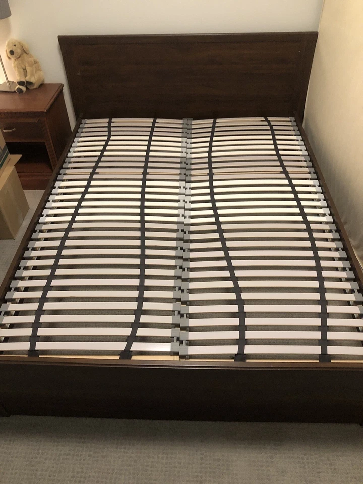 Marco de cama Ikea Queen (Brusali, marrón) + listones (Ikea Luroy) Foto 1 de 4