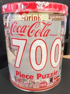 Puzzle Coca-Cola anni 90 vittoriano 700 pezzi 12" x 34" in latta sigillata da collezione #1 - Foto 1 di 9