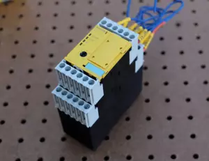 SIEMENS SIRIUS 3TK2825-1CW32 SAFETY RELAY - Picture 1 of 3