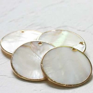 Ein Stück goldfarben gerahmter Muschel runder Anhänger 40 mm (CW-G170) - Bild 1 von 1