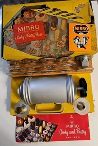 Vintage Mirro Cooky Gebäck Presse Set 13 Scheiben 3 Spitzen Rezeptheft in Box Holzgestell - Bild 1 von 17