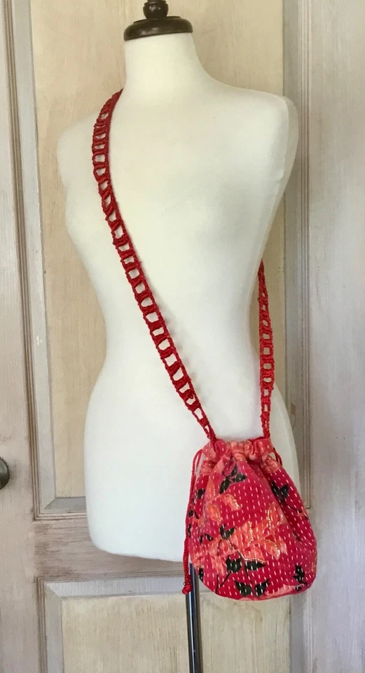 Free People 红色天鹅绒月亮斜挎包串珠钩针刺绣线新品 — 第 1/4 张图片