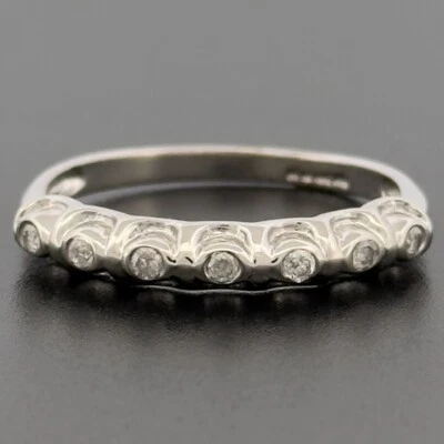 Anillo de eternidad de diamantes de oro blanco de 9 quilates talla N con sello Foto 1 de 4