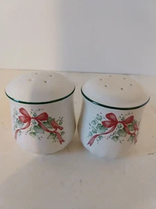 RED BOW WREATH SALT AND PEPPER SET - Picture 1 of 4