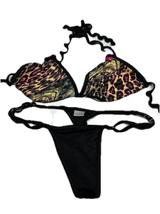 Chynna Dolls Micro Swim Bikini 2-teilig Oberteil Gr. M Tanga Unterteil Gr. S schwarz/tropisch - Bild 1 von 11