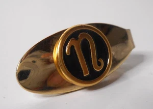 Cierre de corbata N con monograma inicial tono dorado liso negro hundido círculo interior 1" - Imagen 1 de 7