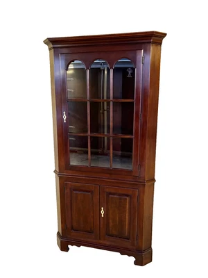 ARMARIO ESQUINERO ILUMINADO CEREZA ESTILO GEORGIANO ACABADO TOWNE ANTIGUO STATTON Foto 1 de 4