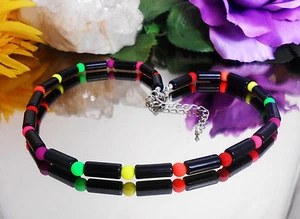 TOP / Kette / Walzen in SCHWARZ + Perlen in NEON / Collier - Bild 1 von 3