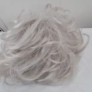 Raquel Welch Short Layered Wig Vibralite memory cap Gray grey silver - Picture 1 of 9