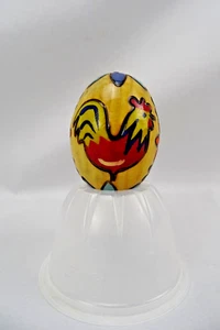 Huevo de madera pintado a mano con pollos y flores, arte popular - Imagen 1 de 7