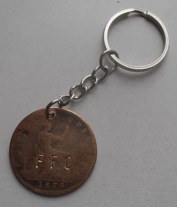 FULHAM FC PORTACHIAVI 1879 PENNY TIMBRATO CON FFC. ANNO DI FONDAZIONE CLUB - Foto 1 di 3