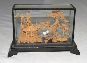 Templo japonés tallado corcho vista jardín con árboles y grúas - Imagen 1 de 6