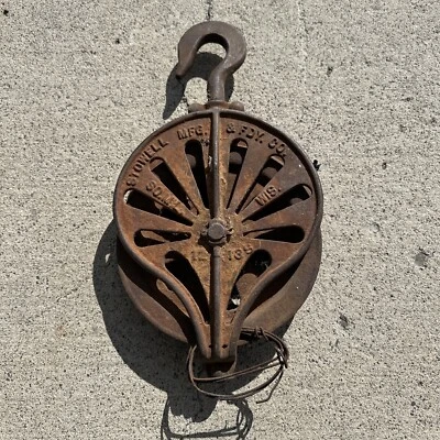 Antiguo carro de heno industrial Stowell de hierro fundido polea de caída de granero Foto 1 de 4