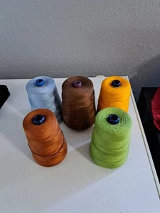 Lotto vario di 5 coni di filo da cucire, senza marchio - Foto 1 di 6