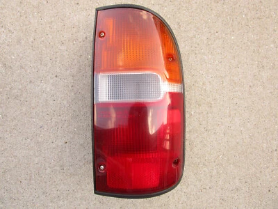 Lanterna traseira lateral direita 95 - 00 TOYOTA TACOMA FABRICANTE DE EQUIPAMENTO ORIGINAL - Imagem 1 de 4