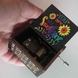YOU ARE MY SUNSHINE Music Box 'Mini' manovella retrò inciso al laser - Multicolore - Foto 1 di 11
