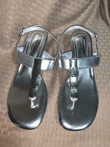 Comfort Plus Sandal Sz 7.5 Silver Metallic T Strap Low Wedge Slingback. - Picture 1 of 6