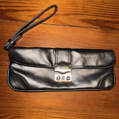 Cartera clutch plateada para mujer New York and Company Foto 1 de 4