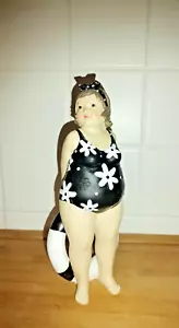 BP02 Dekofigur Badenixe mit Schwimmring attraktive Rubensfrau Badepuppe mollig - Bild 1 von 5