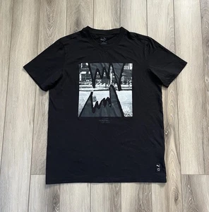Camiseta de manga corta con gráfico de baloncesto PUMA negra mediana Instant Replay II para hombre - Imagen 1 de 8