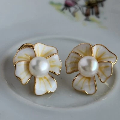 Серьги-гвоздики с натуральным жемчугом 6,7 мм и большим цветком желтое золото 14 карат серебро 925 пробы - Изображение 1 из 2